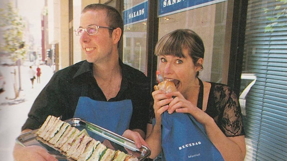 Эбигейл Форсайт и ее брат Джейми возле одного из своих старых кафе в конце 1990-х