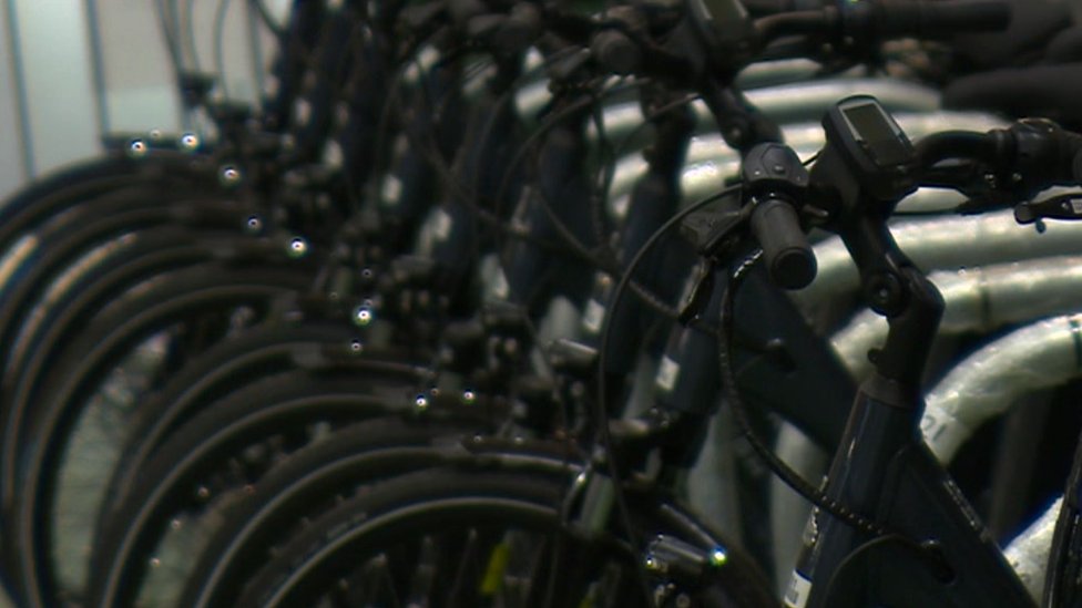 Велосипеды припаркованы в ряд