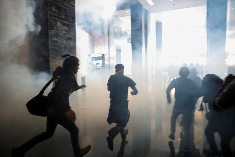 Manifestantes salen del edificio de la Asamblea Nacional