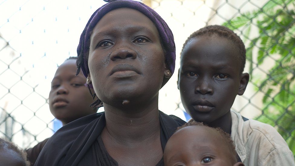 اشتباكات السودان: لاجئون إريتريون عالقون بين أزمتين 3 امرأة مع أطفالها
