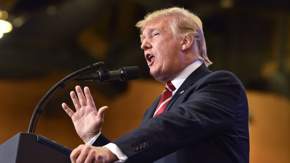 Trump se reunió con agentes de la patrulla fronteriza en la frontera con México y aseguró que está dispuesto a seguir adelante con el muro, aunque tenga que frenar el gobierno. Donald Trump