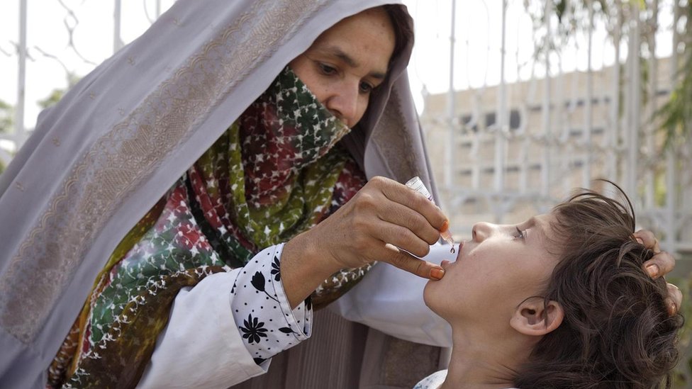 La vacuna contra la polio preserva la salud de millones de personas alrededor del mundo, pero tiene sus orígenes en prácticas éticamente cuestionables.