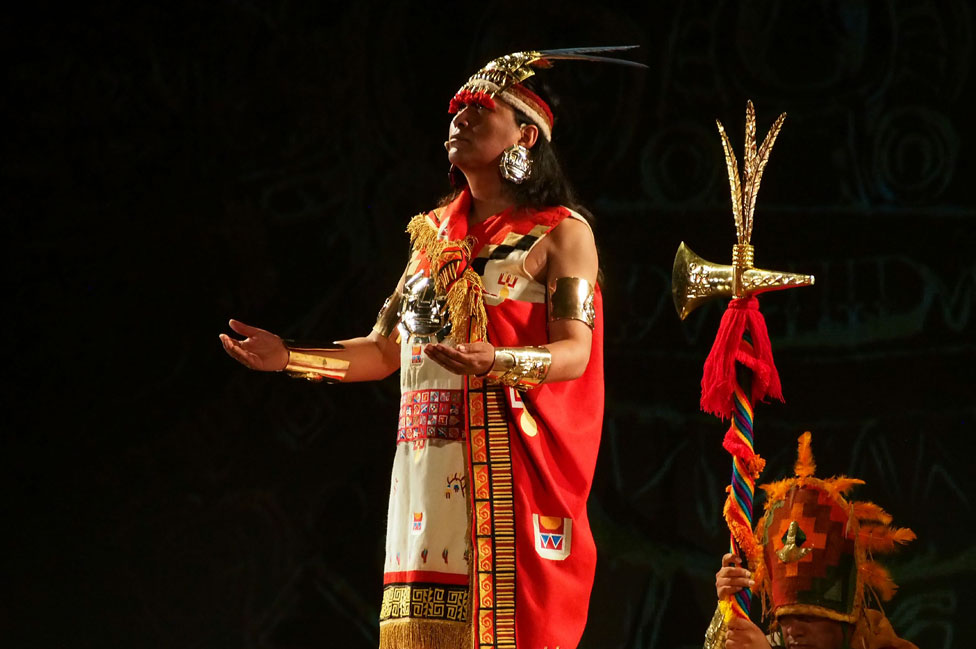 Un actor disfrazado con el tradicional atuendo inca, en Perú