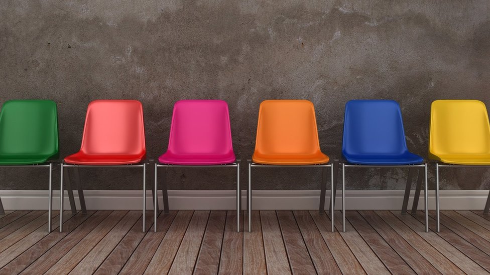 Ряд красочных стульев