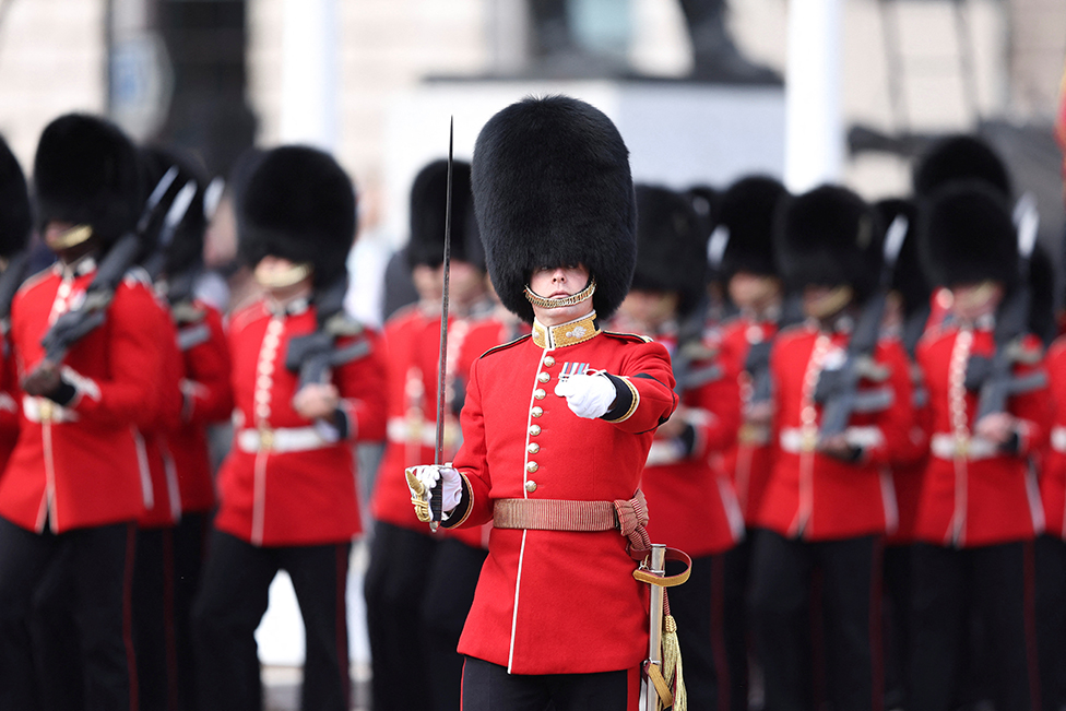 Coldstream Guards mengawal proses perjalanan ke Westminster Hall