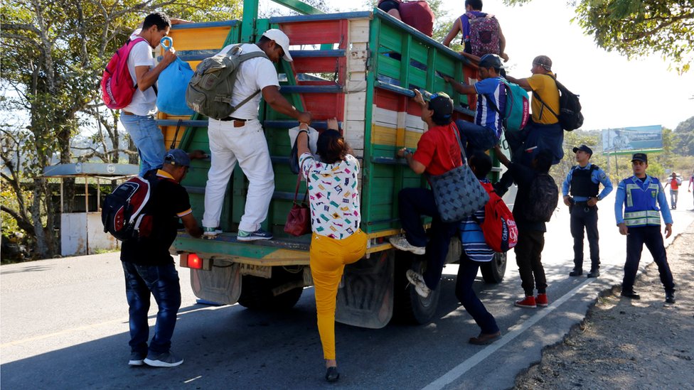 Гондурасцы забираются в грузовик, чтобы продолжить свой путь в Соединенные Штаты
