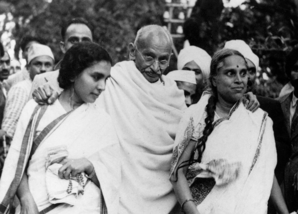 Gandhi con su asociada Sushila Ben (izq.) y su doctora, Sheila Nayar (der.)