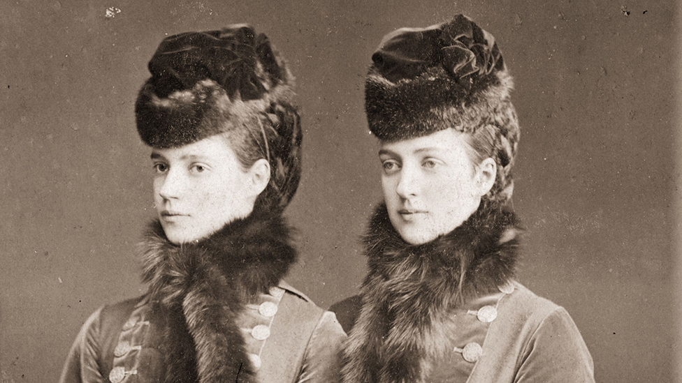 Las hermanas Alejandra (der.) y Dagmar de Dinamarca, en 1874