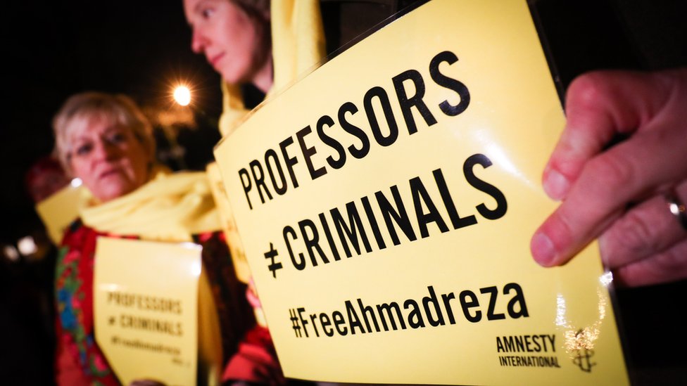 Люди принимают участие в митинге 14 декабря 2017 года у посольства Ирана в Брюсселе в поддержку Ахмадреза Джалали после того, как Верховный суд Ирана оставил в силе вынесенный ему смертный приговор, шведскому жителю иранского происхождения и специалисту по неотложной медицине