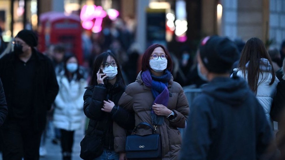 Pessoas de máscara em Londres