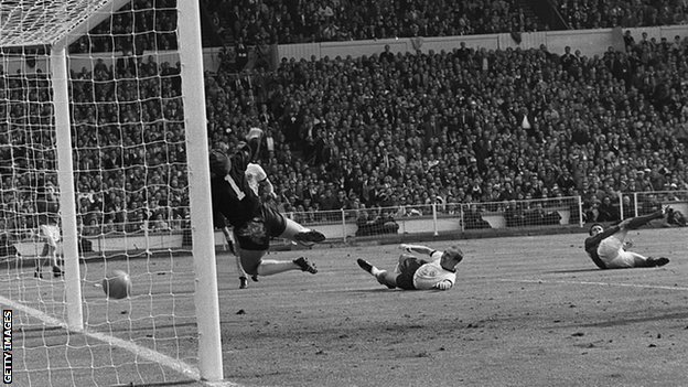 El tercer gol de Inglaterra a Alemania en la final del mundial de 1966 también está rodeado de polémica. El tercer gol de Geoff Hurst a Alemania