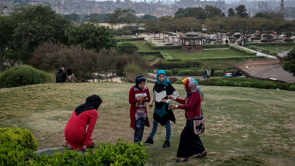 Para cuando en las escuelas de Egipto se aborda la pubertad muchas de las niñas ya menstrúan. Jóvenes en un parque de El Cairo, Egipto.