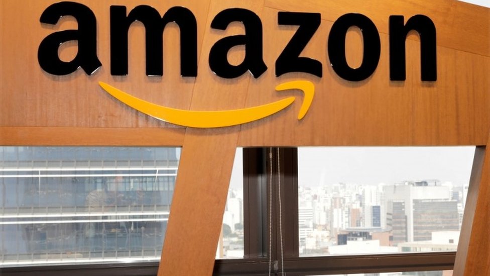 Логотип Amazon в Сан-Паулу, Бразилия, 27 марта 2018 г.