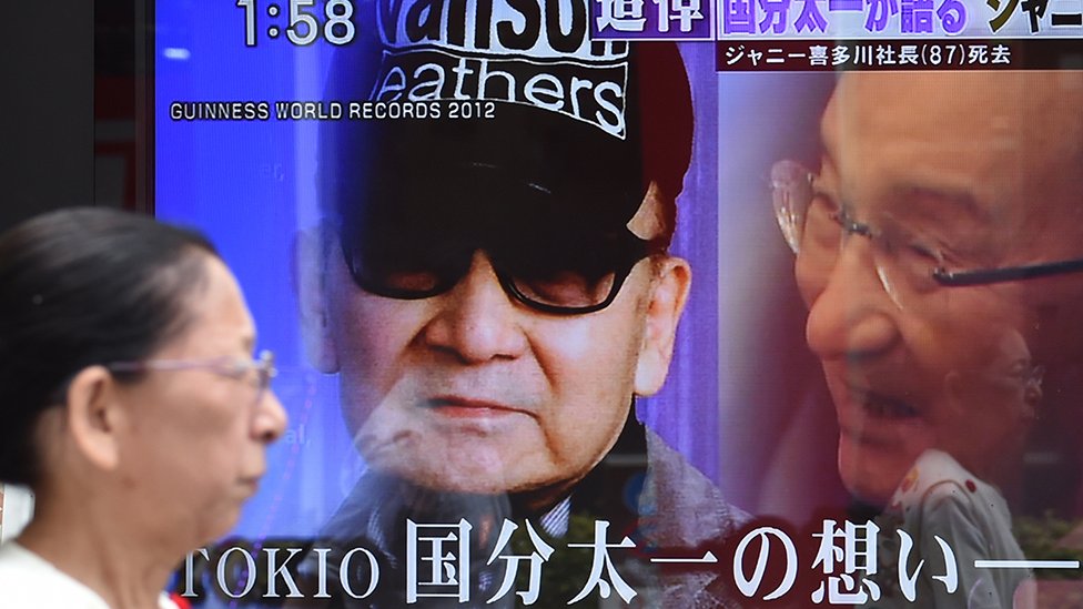 Imágenes de la televisión japonesa que anuncian la muerte de Johnny Kitagawa en 2019.