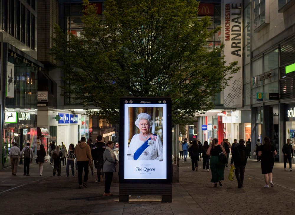 لوحة ذات شاشة رقمية تعرض صورة الملكة في شارع السوق في مانشستر