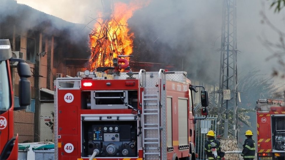 Пожарные присутствуют при пожаре на заводе в Сдероте, Израиль, в который попала ракета из Газы (11.12.19)