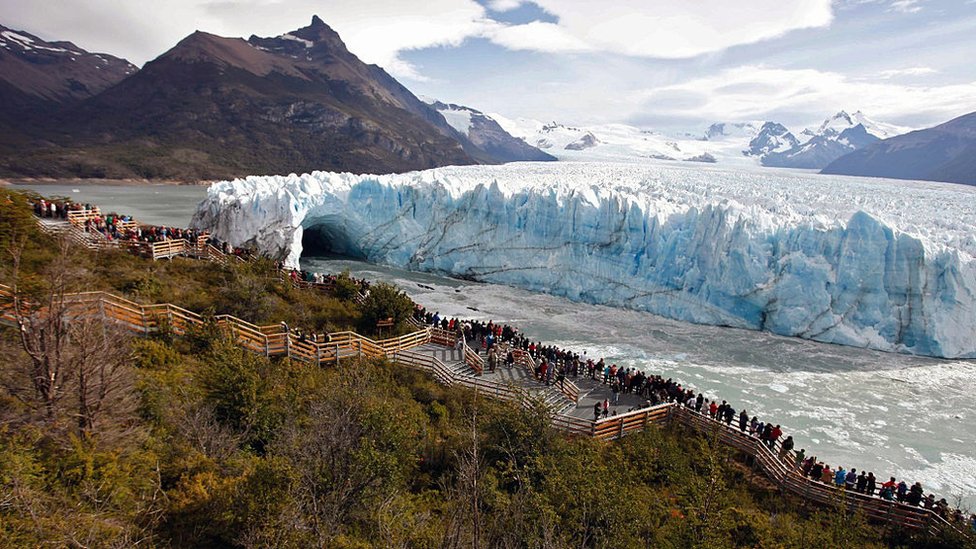 Argentina es otro de los destinos pujantes en la región para aquellos que buscan naturaleza. Turistas en el Glaciar Perito Moreno, en la Patagonia argentina.