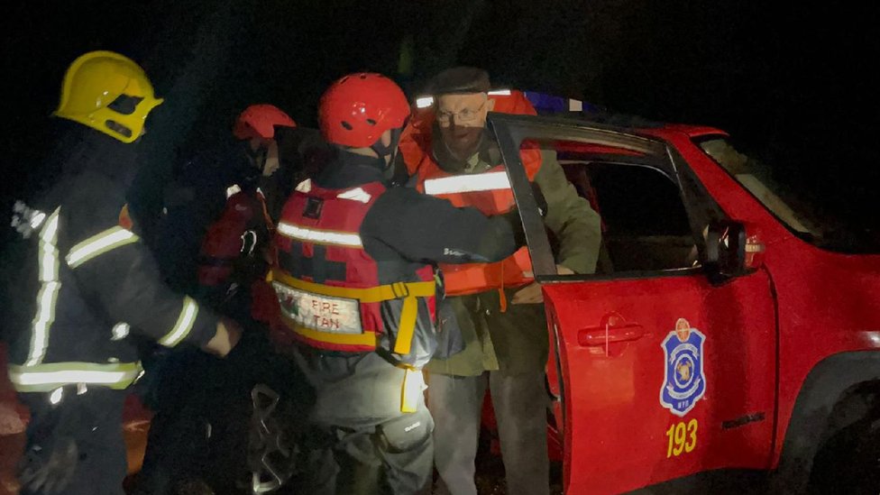 Poplave u Srbiji: Vanredna situacija u 56 opština i gradova, Vučić traži odgovorniji pristup Vlade 5 spasioci