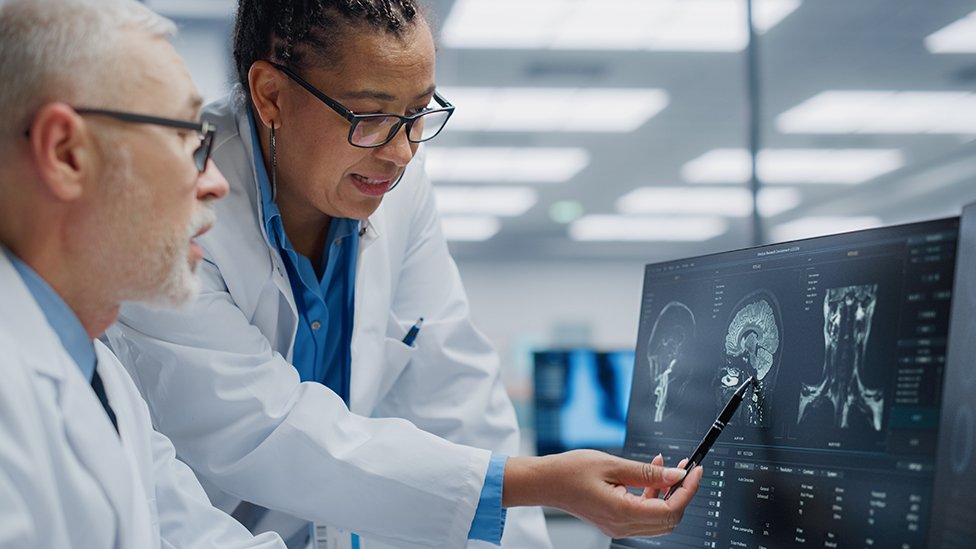 Medicina i demencija: Novi lek se smatra prekretnicom u borbi protiv Alchajmerove bolesti 1 Doctors look at brain scans on computer