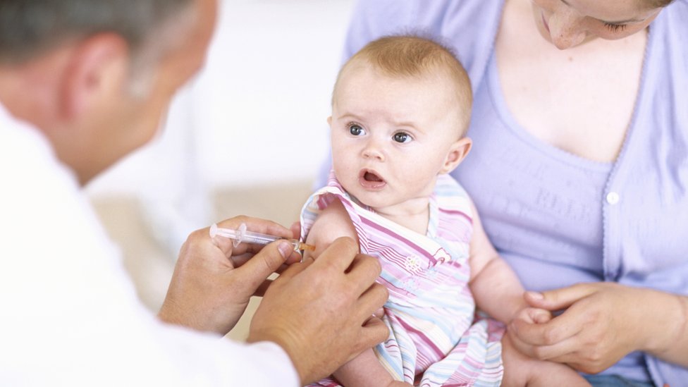 Médico vacunando a un bebé