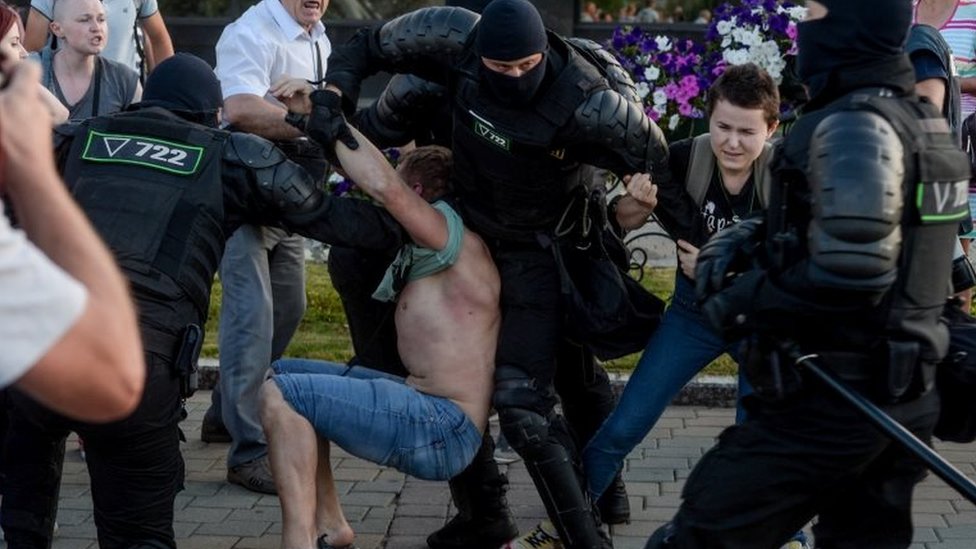 ОМОН задерживает протестующего в Минске, Беларусь. Фото: 10 августа 2020 г.