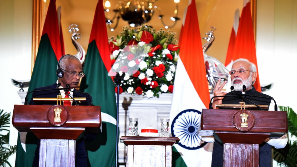 現任總統薩利赫（左）傾向於與印度建立緊密聯繫。
