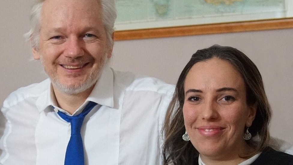 Julian Assange y Stella Moris en la embajada de Ecuador