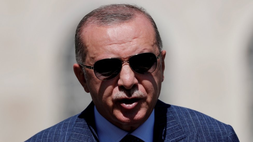 El presidente turco, Tayyip Erdogan, habla con los medios de comunicación después de participar en las oraciones del viernes en Estambul, Turquía, el 7 de agosto de 2020.