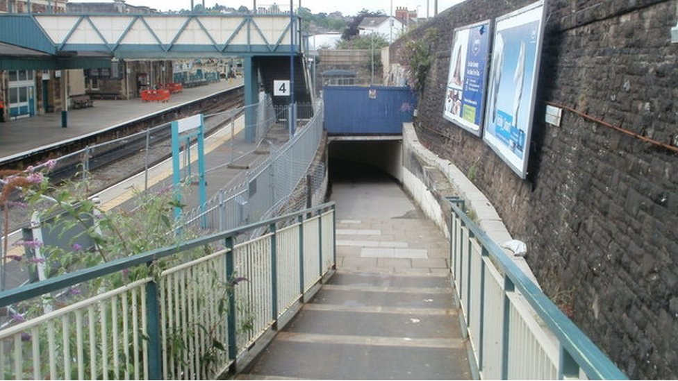 Точка доступа к метро с видом на станционные платформы