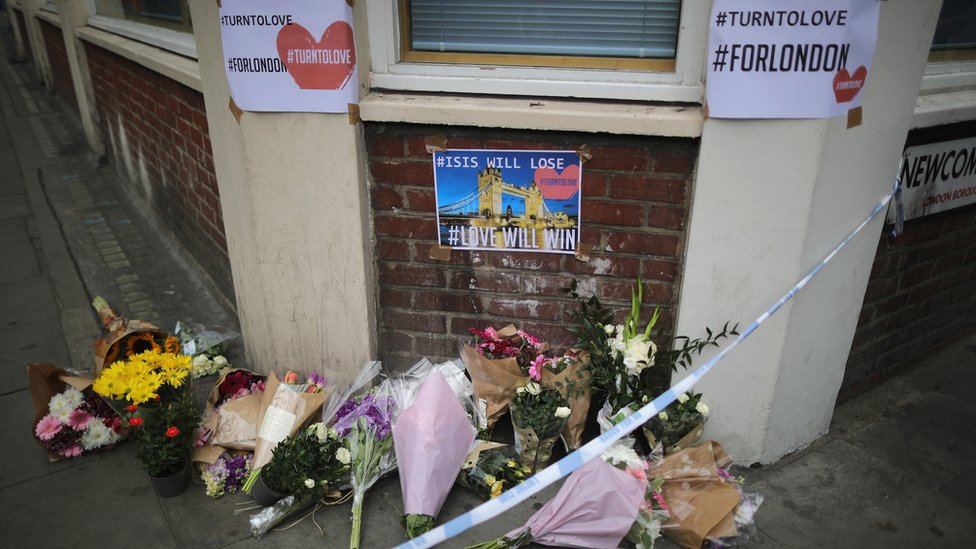 Los homenajes a las víctimas, en las horas posteriores a los ataques. Flores como homenaje