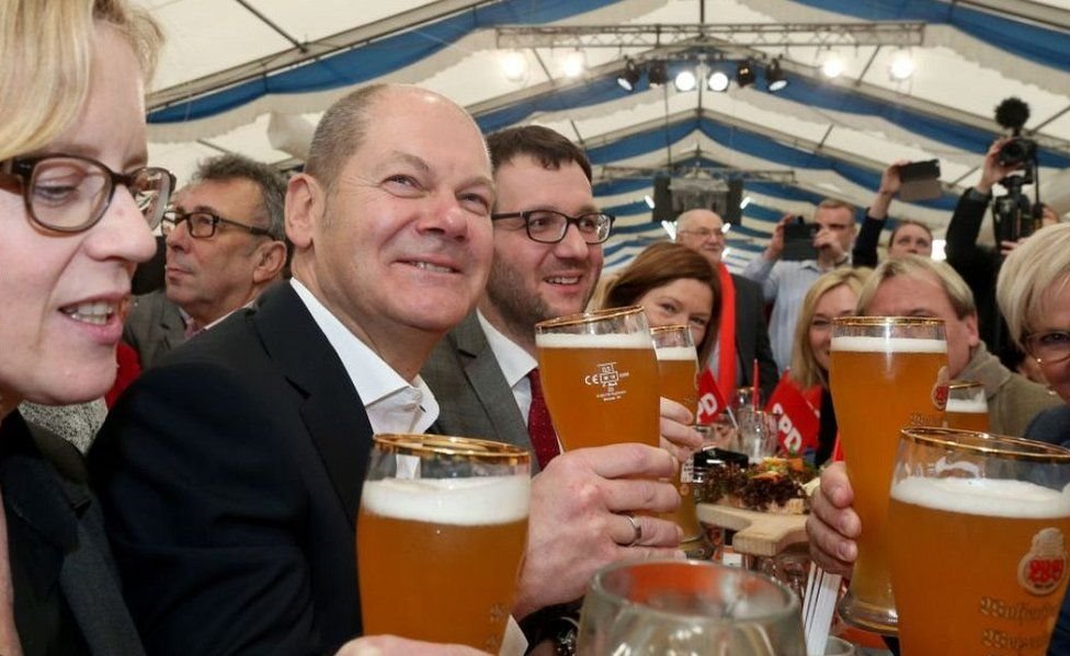肖爾茨2018年與社民黨同僚在一起舉杯