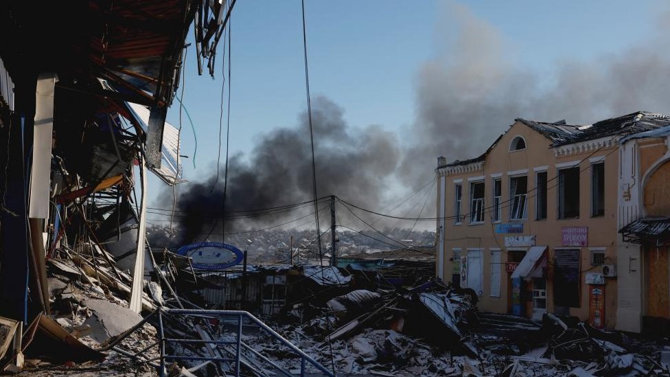 En la ciudad de Bajmut, epicentro actual de la guerra en Ucrania, los bombardeos no pararon a pesar del cese al fuego declarado por Vladimir Putin. Humareda en Bajmut tras un ataque ruso este 7 de enero.