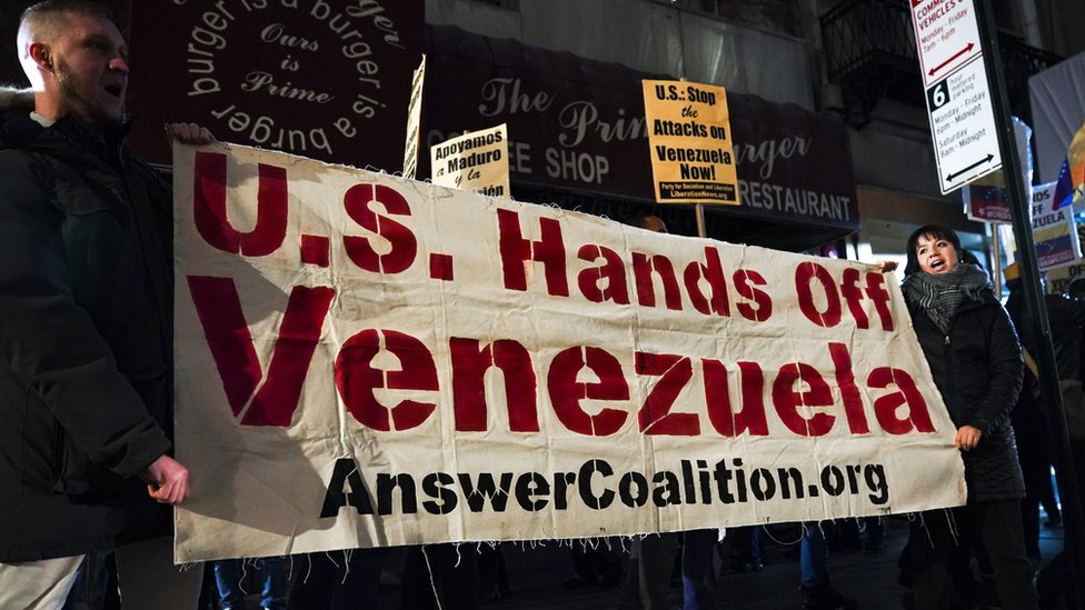 Simpatizantes del gobierno de Nicolás Maduro contra la intervención de Estados Unidos