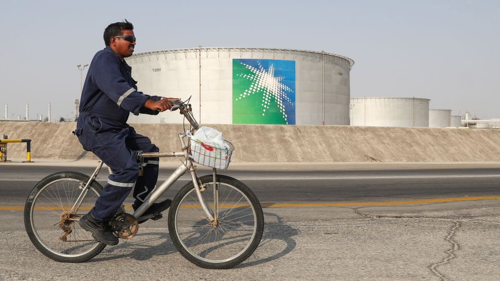 Un hombre maneja bicicleta en las instalaciones de la petrolera Aramco.