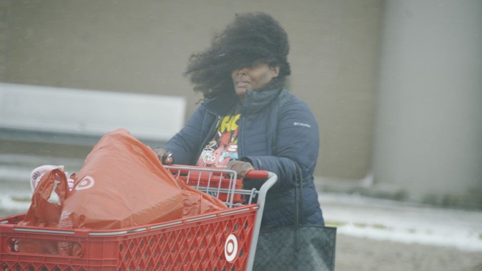 Mulher com carrinho de supermercado em Flint, Michigan