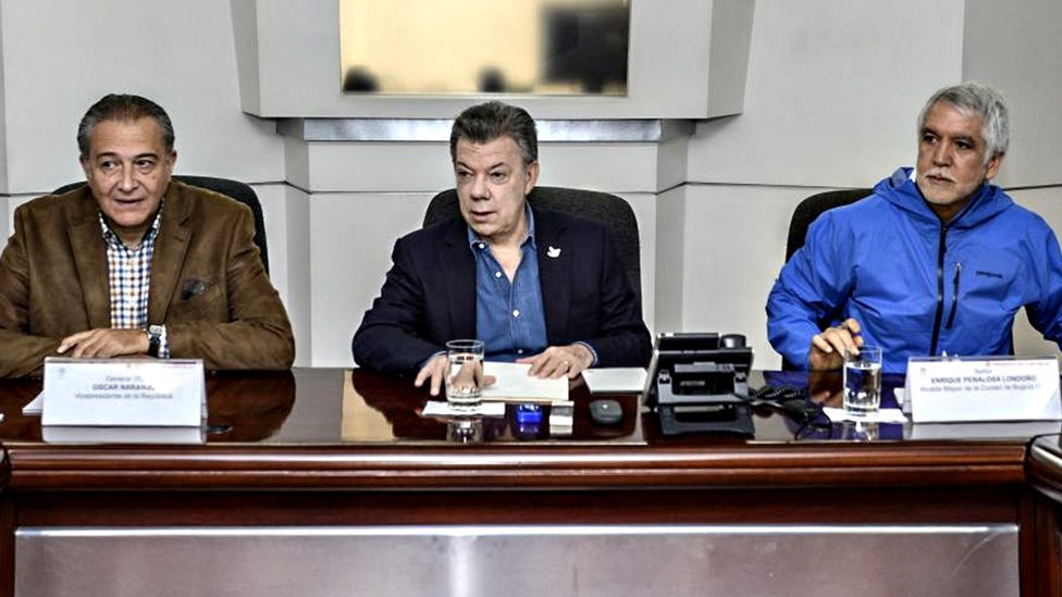 El presidente encabezó un consejo de seguridad este domingo junto al alcalde de Bogotá, Enrique Peñalosa (der) y al vicepresidente Óscar Naranjo (izq). Santos