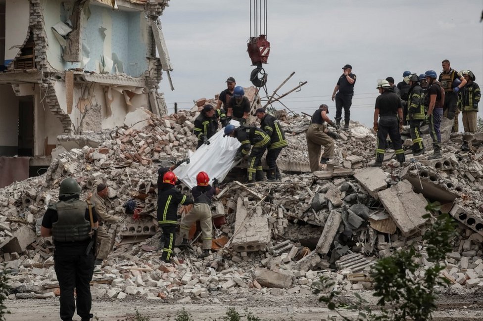 يواصل المسعفون الأوكرانيون البحث عن ناجين بين أنقاض مبنى سكني في بلدة تشاسيف إيار
