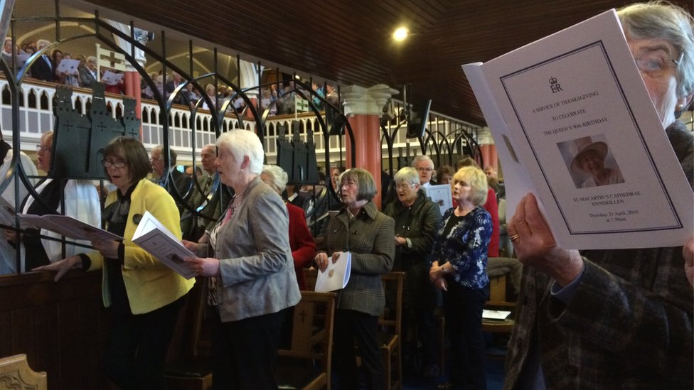 Люди поют на молебне в честь 90-летия королевы в соборе Святого Макартина в Эннискиллене
