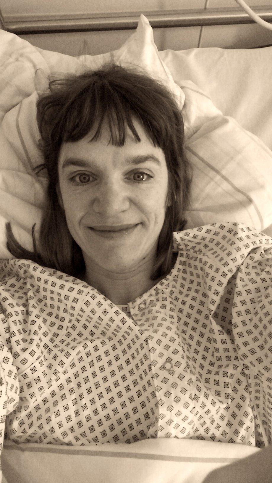 Kristina en la cama del hospital antes de la primera operación