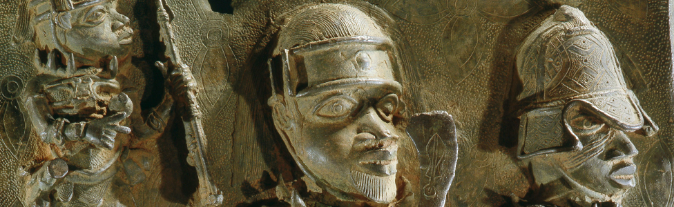 Un relieve de bronce de Benín que representa guerreros oba en el Museo Británico