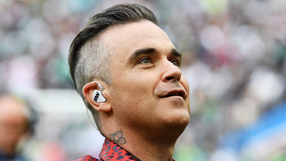 World Cup 2018: Fox apologises after Robbie Williams gives finger - BBC News