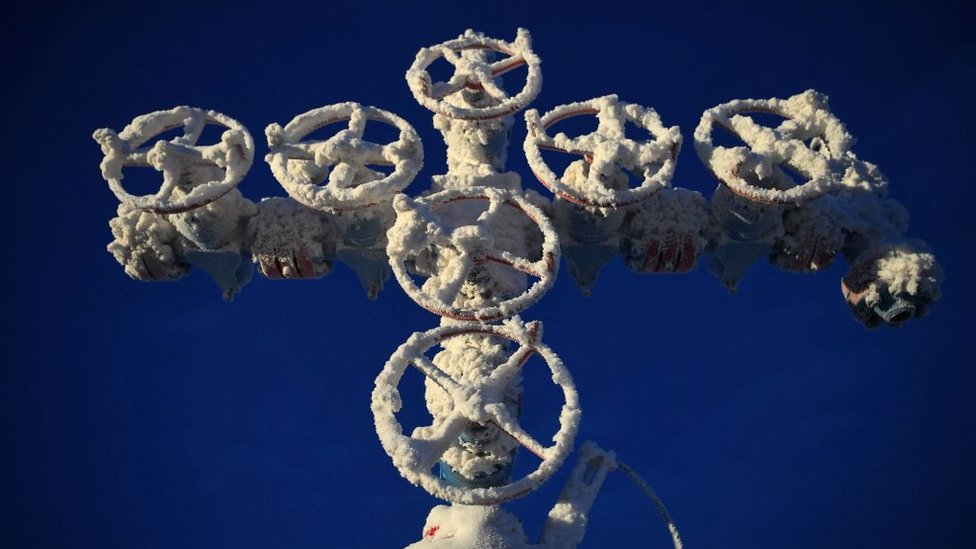 Llaves de paso en un gasoducto congeladas por el hielo