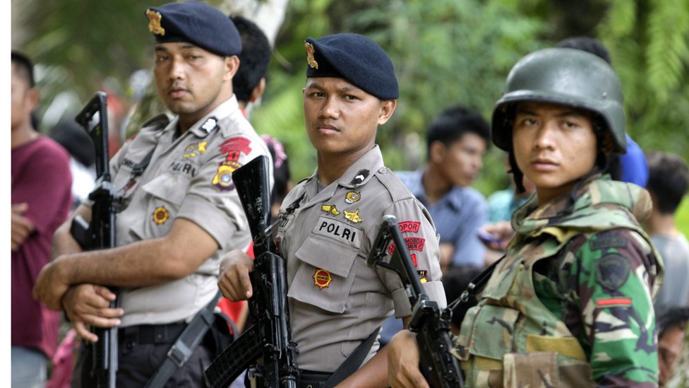 Силы безопасности стоят на страже на месте сгоревшей церкви в Ачех Сингкиле, Индонезия, 14 октября 2015 г.