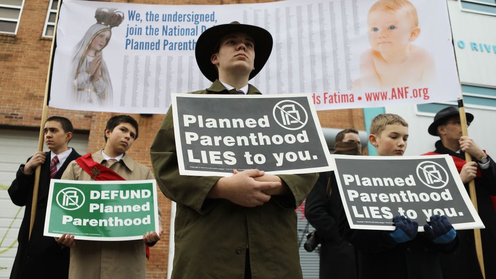 En 2015, el Freedom Caucus amenazó con bloquear cualquier ley que incluyera financiamiento a la organización Planned Parenthood. Protesta en contra de Planned Parenthhod.