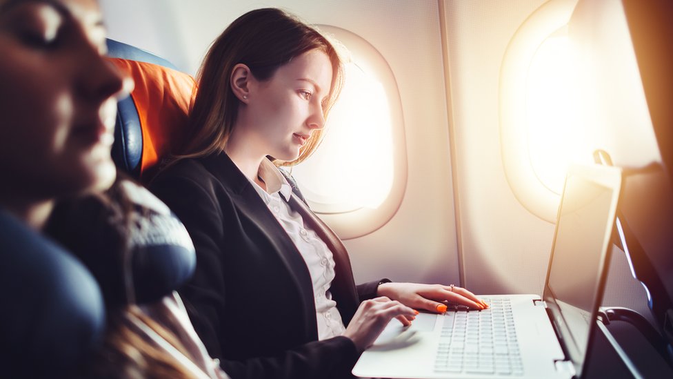 Mujer en avión