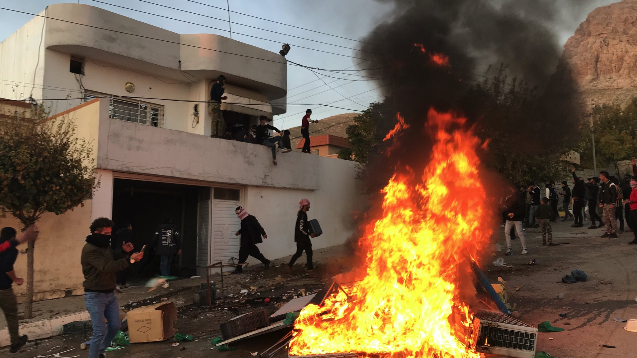 أضرم متجون النار في مقار حزبية وأبنية حكومية في منطقة سيد صادق