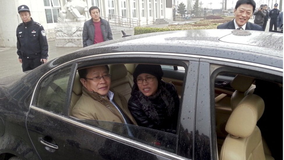 2013年4月，劉霞與律師莫之許抵達其弟弟劉暉庭審現場外。周圍全是警察。