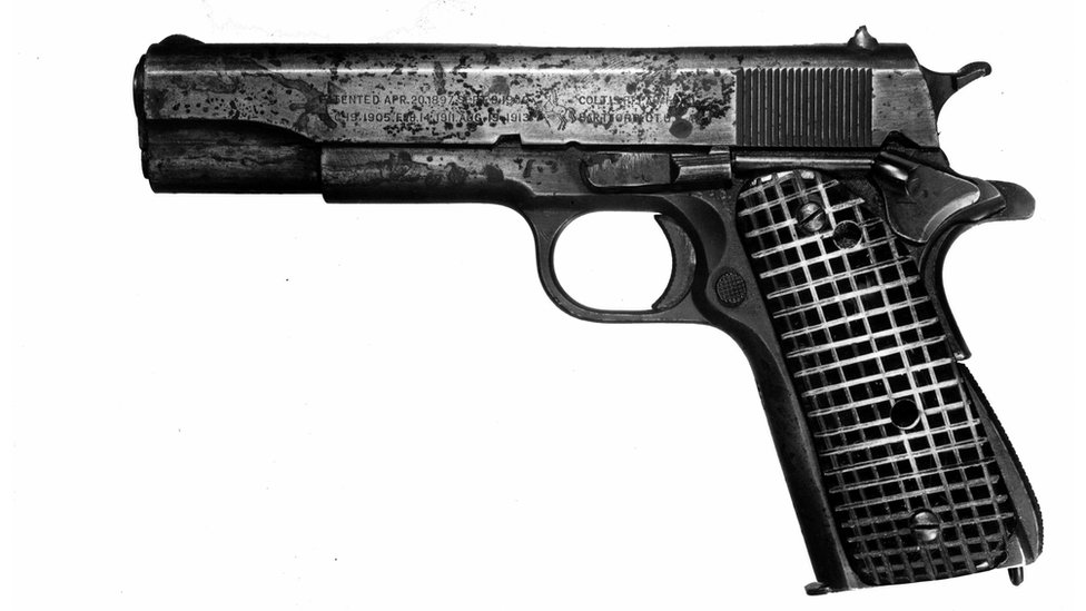 Пистолет, найденный в лесу во время расследования убийства Мюриэль