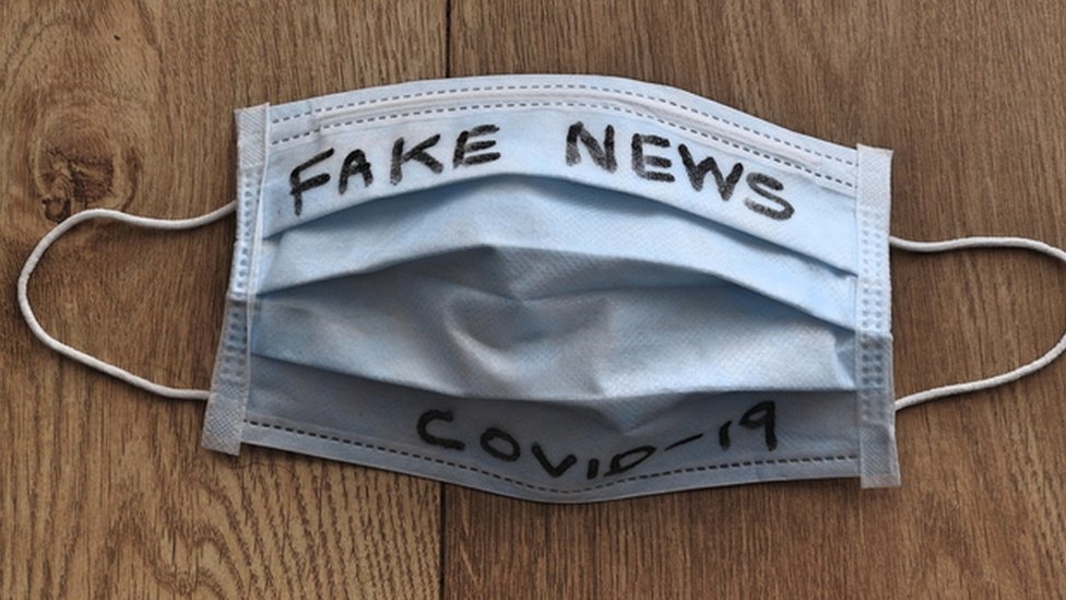Máscara com as palavras fake news