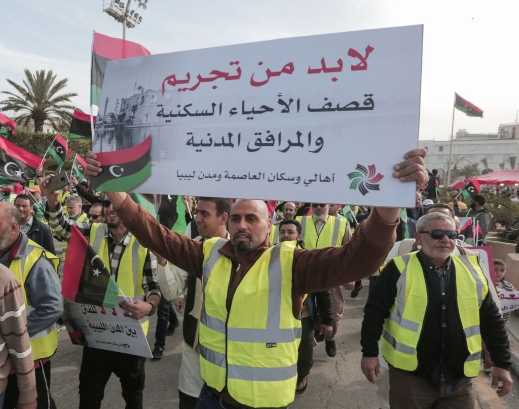 متظاهرون يحتجون على هجوم القائد العسكري خليفة حفتر للاستيلاء على طرابلس ، ليبيا في 19 أبريل/نيسان 2019.